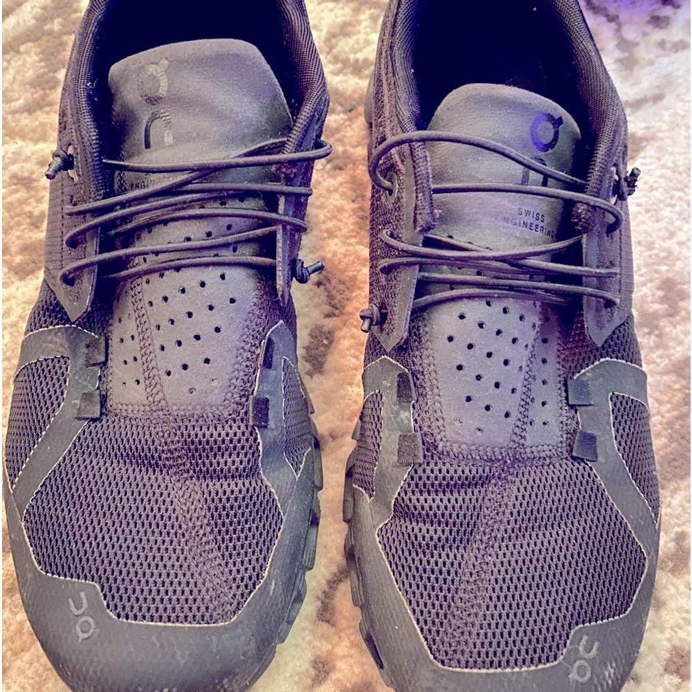 Women’s size 9 on cloud slip on or tie. very lightweight.